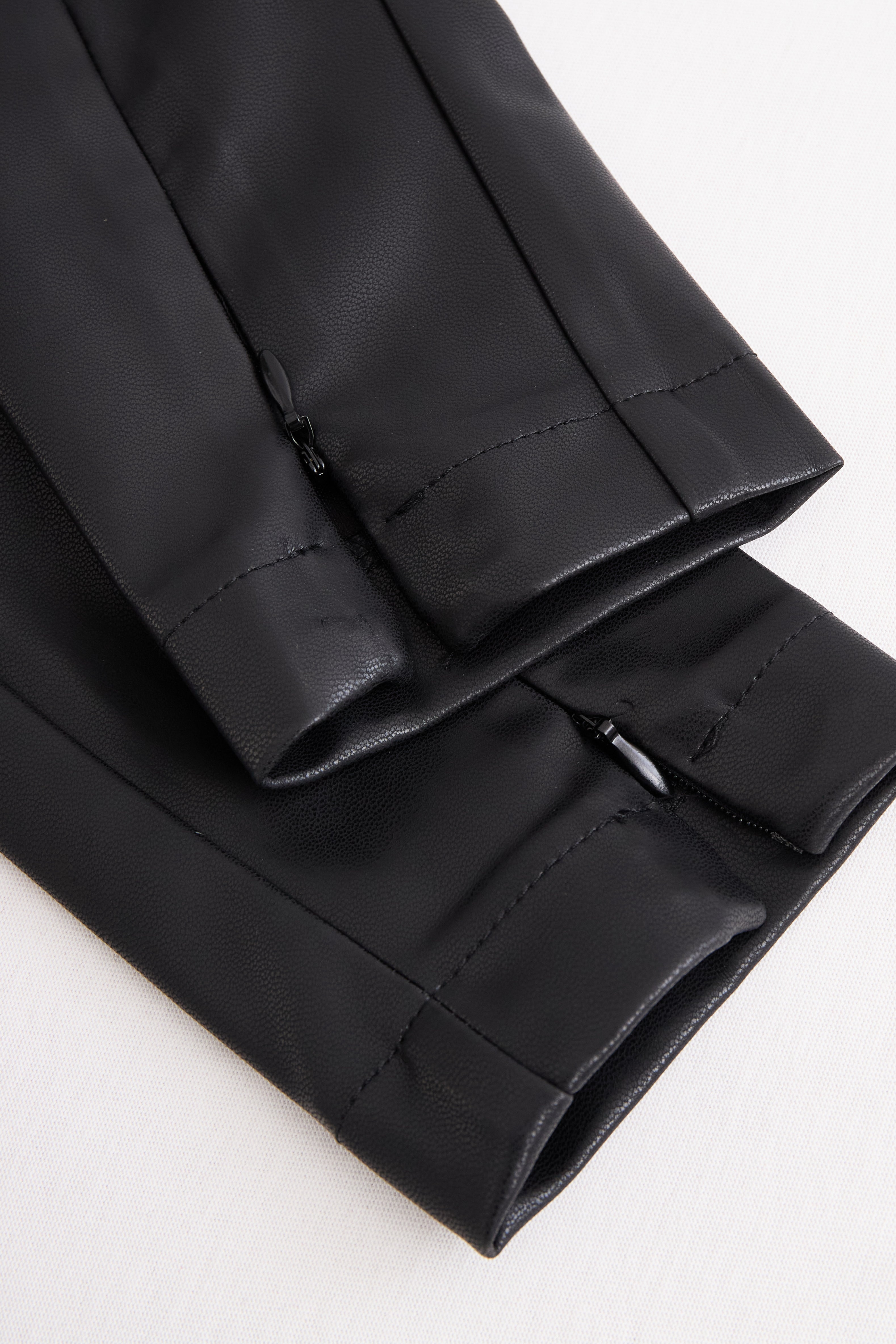 Abito Donna Nero in Ecopelle Aderente con Orlo in Pizzo