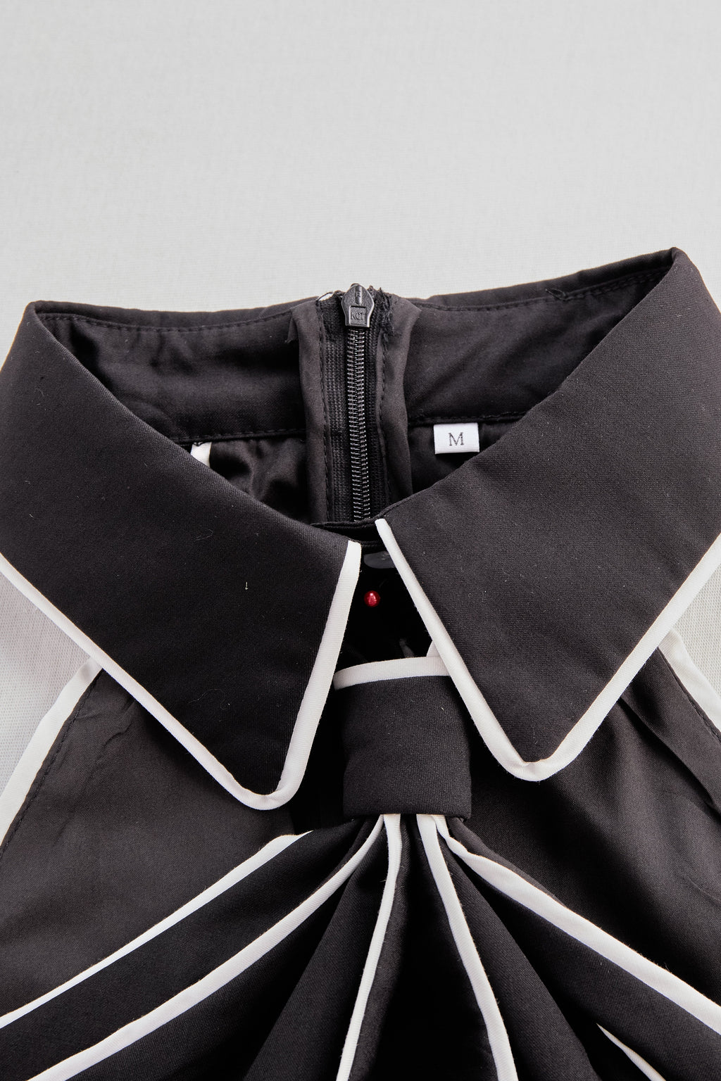 Blusa Senza Maniche con Scollo Halter e Profili a Contrasto