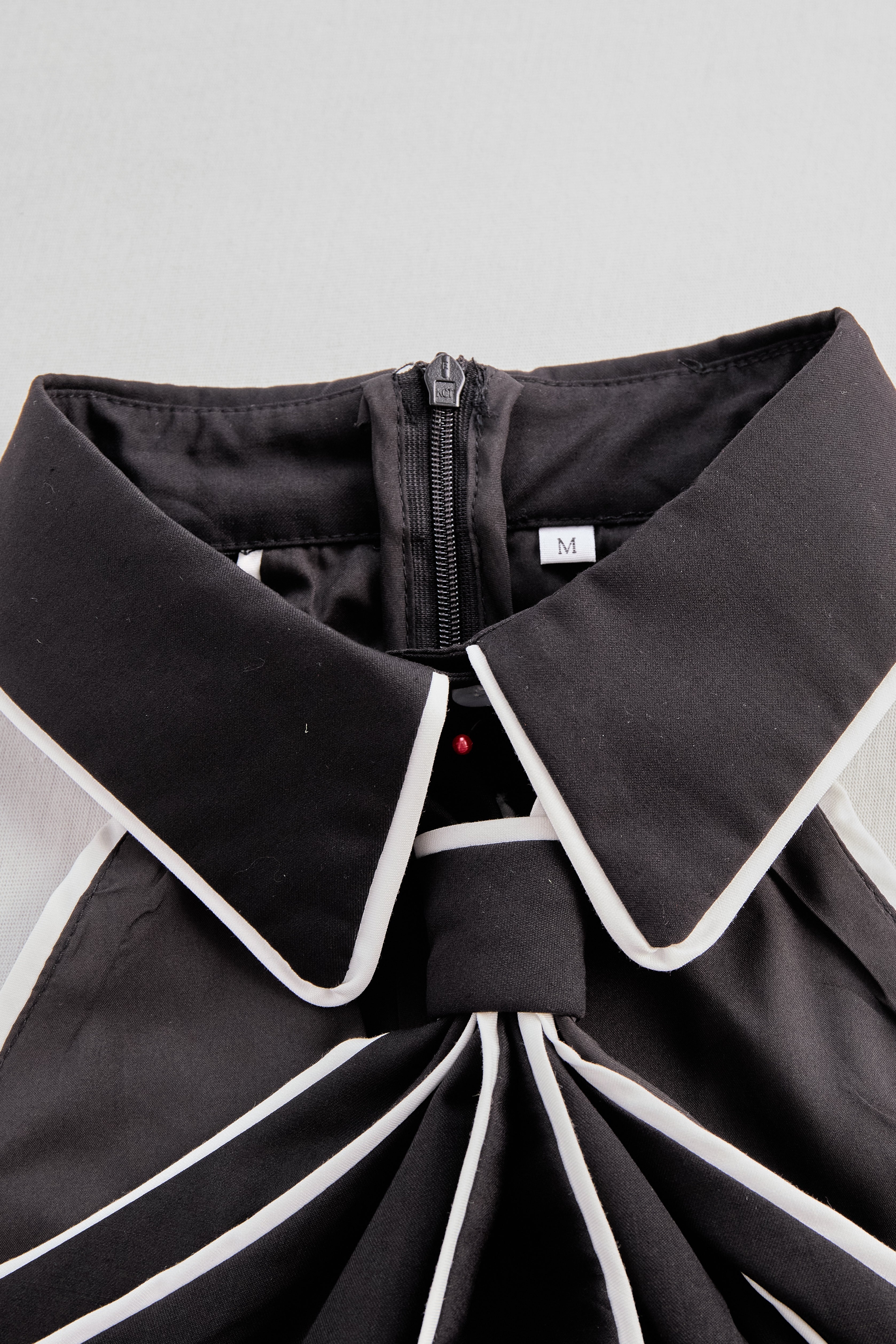 Blusa Senza Maniche con Scollo Halter e Profili a Contrasto