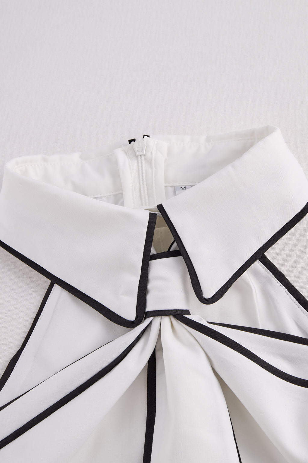 Blusa Senza Maniche con Scollo Halter e Profili a Contrasto